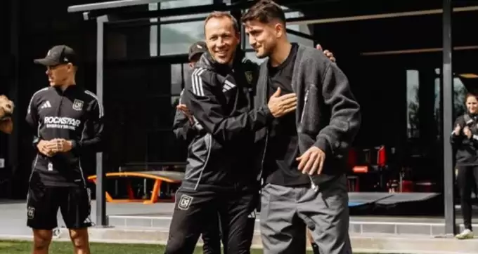 Cengiz Ünder yeni takım arkadaşları ile tanıştı