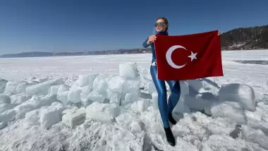 Milli sporcu buzla kaplı dünyanın en derin gölüne dalış yaptı