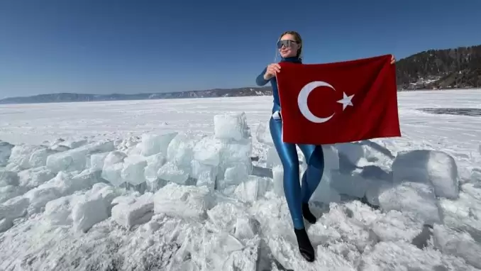 Milli sporcu buzla kaplı dünyanın en derin gölüne dalış yaptı