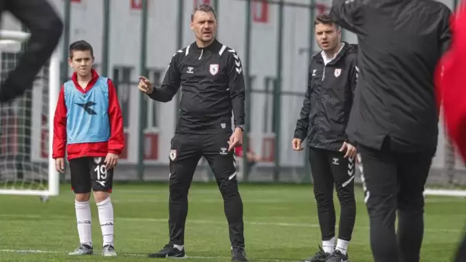 Toulouse antrenörleri, minik Samsunsporlularla antrenmanda