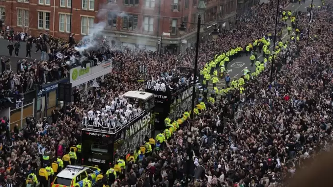 İlk lig kupası geldi, 300 bin kişi kutlamaya katıldı!
