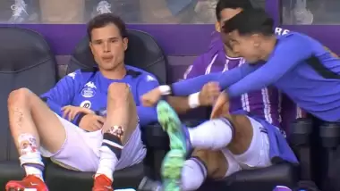 Yedek kulübesinde takım arkadaşına yumruk attı