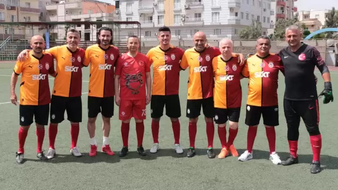 Galatasaraylı eski futbolcular, Şırnak'ın Cizre ilçesinde gençlerle dostluk maçı yaptı