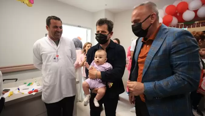 Antalyaspor'da Belözoğlu ve futbolcular hastanede çocukları ziyaret etti