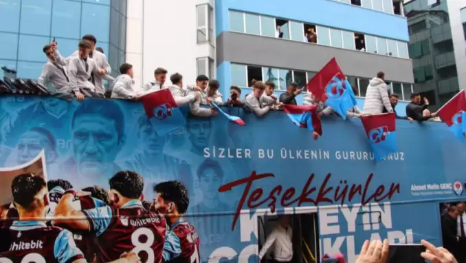 Trabzonspor U19 takımı Avrupa ikinciliğini taraftarıyla kutladı