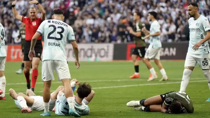 Tüpraş Stadyumu'nda korkutan çarpışma! İki oyuncu da devam edemedi...