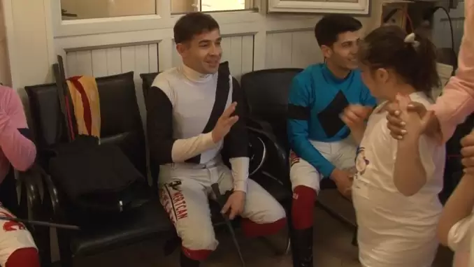 Attan düşerek beyin kanaması geçirmişti... Jokey Mertcan Çelik yaşam savaşı veriyor