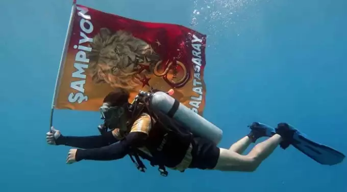 Galatasaray'ın şampiyonluğu Fethiye'de deniz dibinde kutlandı