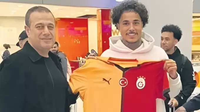 Galatasaray için özel uçakla İstanbul'a geldi