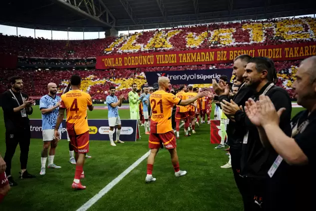 Başakşehir, şampiyon Galatasaray'ı alkışladı