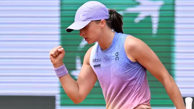 Fransa Açık'ta Swiatek, Rıbakina'yı eleyerek çeyrek finale yükseldi