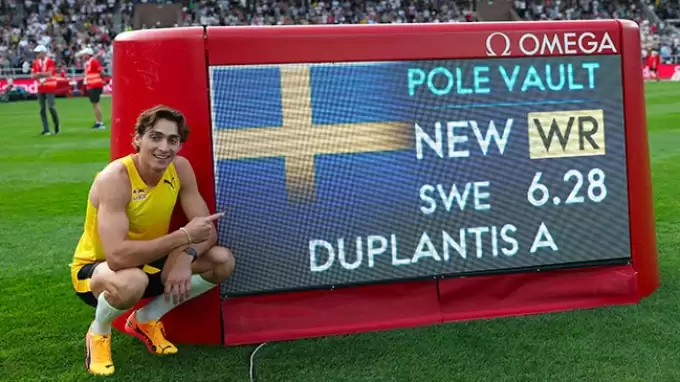 Armand Duplantis rekora doymuyor! 12. kez bir ilki başardı