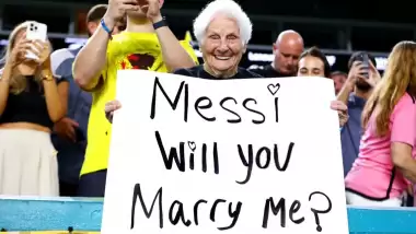 Dünyaca ünlü yıldıza yaşlı hayranından evlenme teklifi