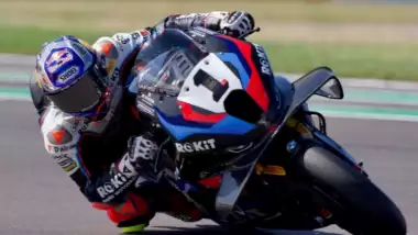 Toprak Razgatlıoğlu, İngiltere'de hat-trick yaptı zirveyi aldı!