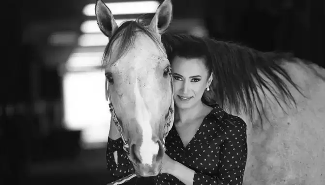 Türkiye'nin ilk kadın yarış spikeri Esen Gök, evinde ölü bulundu