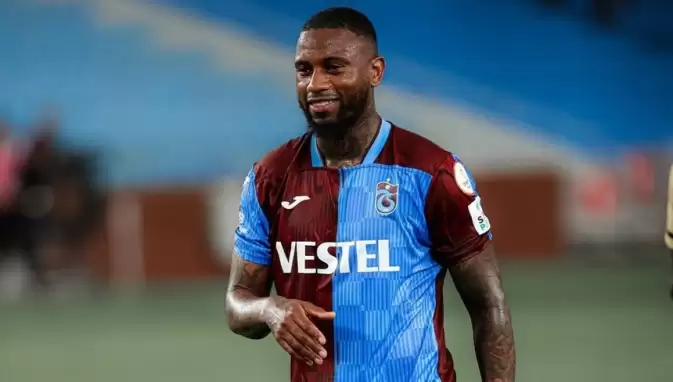 Trabzonspor'unu eski futbolcusu Denswil'in yeni adresi yine Süper Lig! Dün gece kente geldi... 