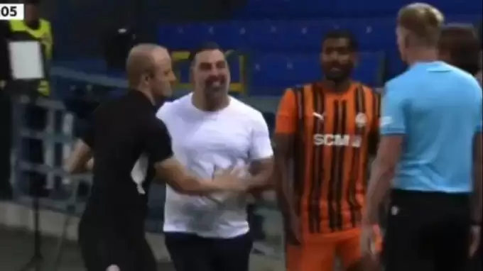 Ne yaptın Arda Turan! Çılgına döndü, hakemin üstüne yürüdü...