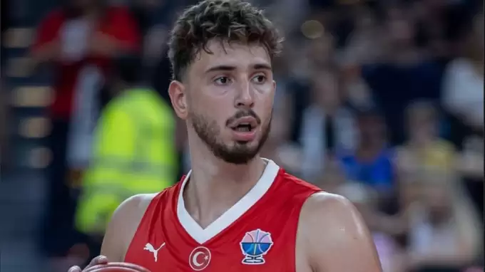 Alperen yıldızlaştı! 12 Dev Adam EuroBasket'e kazanarak gitti