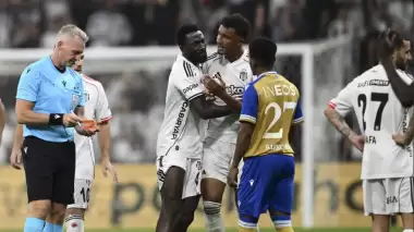 Beşiktaş taraftarı takımı tepki göstermek için sahaya çağırdı! 