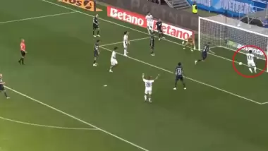 Galatasaray’ın rakibinin forveti kaçırdığı golle gündem oldu, sosyal medyada tepkiler çığ gibi büyüdü