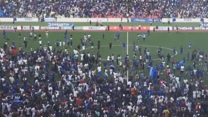 Trabzonspor'un kaleci adayı zor anlar yaşadı! Taraftar sahaya indi, ortalık karıştı