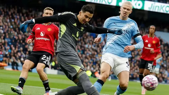 Altay Bayındır'ın 90 dakika görev yaptığı Manchester derbisinde 3 gol sesi çıktı