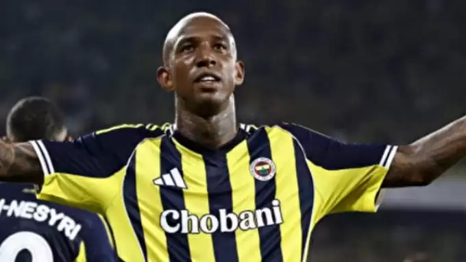 Fenerbahçe tribünlerinden Szymanski ve Talisca'ya tepki!