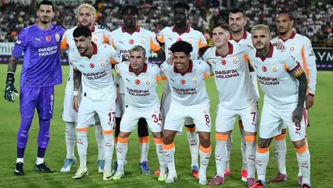 Galatasaray'ı üzen haber! Devre arasında baygınlık geçirdi, oyundan çıktı...