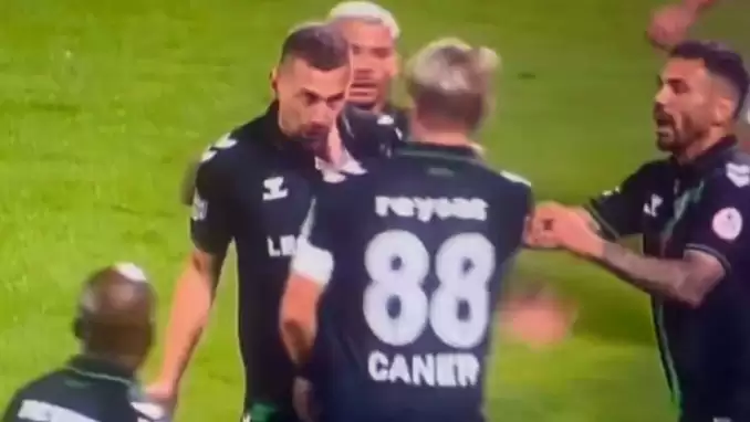 Daha önce taraftar tokat atmıştı şimdi takım arkadaşı! Burak Altıparmak'tan Caner Erkin'e cevap