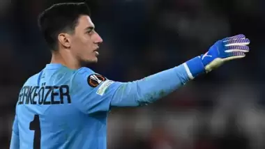 Berke Özer 4 kurtarış yaptı, PSG'den 1 puanı kopardı