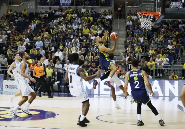 Fenerbahçe Beko, ligdeki ilk galibiyetini aldı