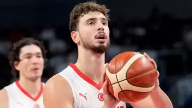 Alperen Şengün model sevgilisiyle tatilde! Pozları viral oldu