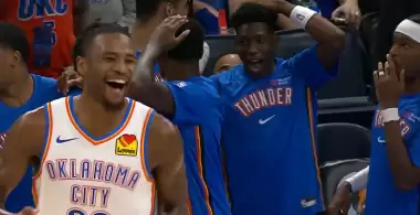 İZLE| Yok böyle basket! Takım arkadaşları bile şaştı kaldı