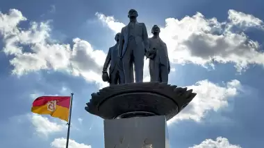 Galatasaray'da Gazi Mustafa Kemal Atatürk, Tevfik Fikret ve Ali Sami Yen Anıtı'nın açılışı yapıldı