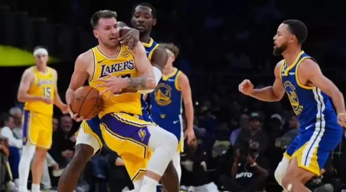 LeBron James'ten yoksun Lakers, sezona yenilgiyle başladı