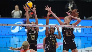 Sezonun ilk derbisi VakıfBank'ın: Eczacıbaşı, Hürrem Sultan'ı durduramadı!