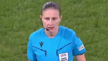 Milli takımımızın maçında korkutan anlar! Orta hakem baygınlık geçirdi...