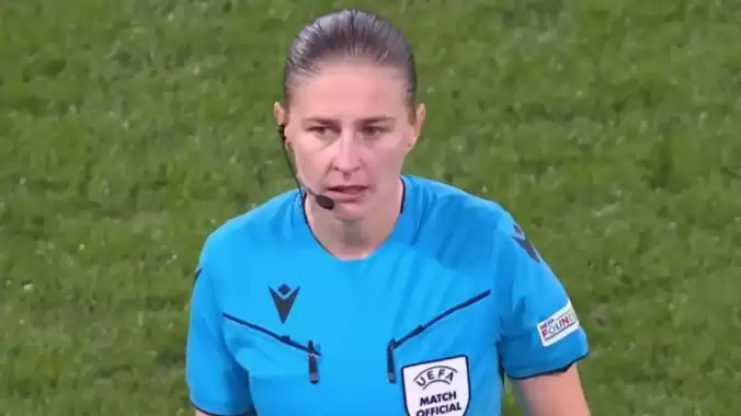 Milli takımımızın maçında korkutan anlar! Orta hakem baygınlık geçirdi...