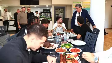 Serdal Adalı, derbi öncesi A takımla buluştu