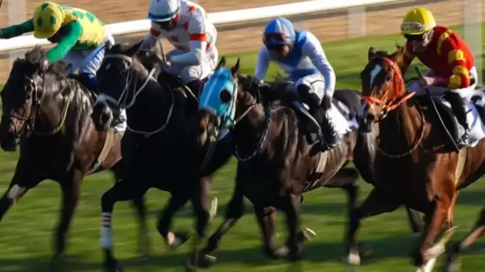 At yarışlarında Cumhuriyet ve Cumhurbaşkanlığı koşuları nefesleri kesti