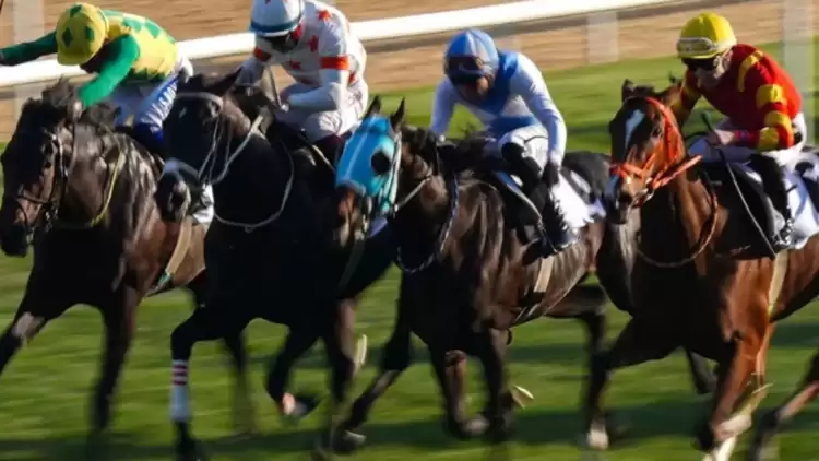 At yarışlarında Cumhuriyet ve Cumhurbaşkanlığı koşuları nefesleri kesti