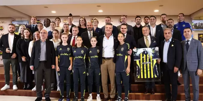 Fenerbahçe Kadın Futbol Takımı'na isim ve forma sponsoru! Anlaşma imzalandı