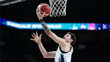 Anadolu Efes evinde Manisa'yı farklı geçti