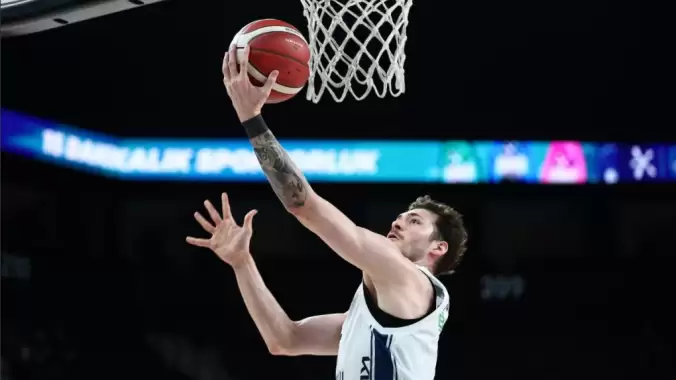 Anadolu Efes evinde Manisa'yı farklı geçti