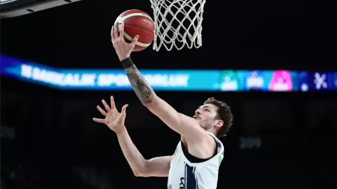 Anadolu Efes evinde Manisa'yı farklı geçti