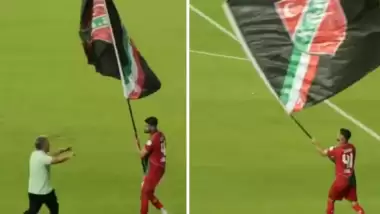 Beğeni yağıyor! Sahaya bayrak dikmeye giden futbolcusuna engel oldu
