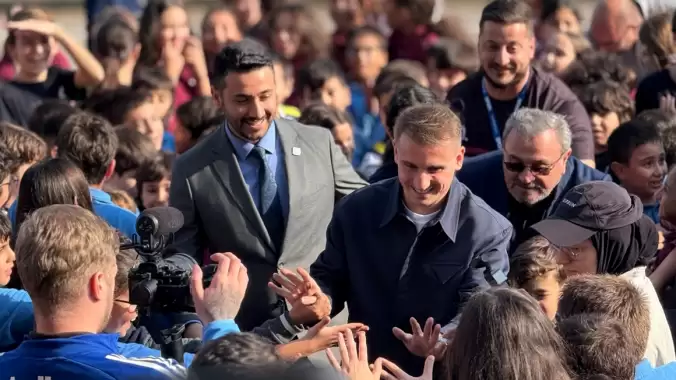 Kerem Aktürkoğlu, ilkokul öğrencisi Aras Şamlı'nın başkanlık vaadini yerine getirdi