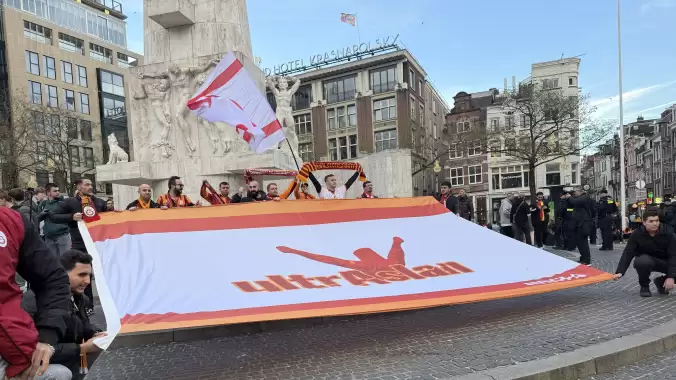 Galatasaray taraftarı Dam Meydanı'nı doldurdu!