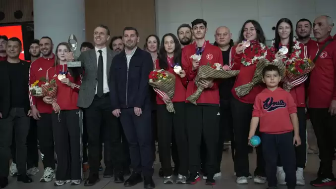 Dünya şampiyonu Taekwondo Milli Takımı, Türkiye’ye döndü