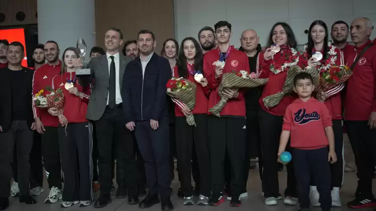 Dünya şampiyonu Taekwondo Milli Takımı, Türkiye’ye döndü